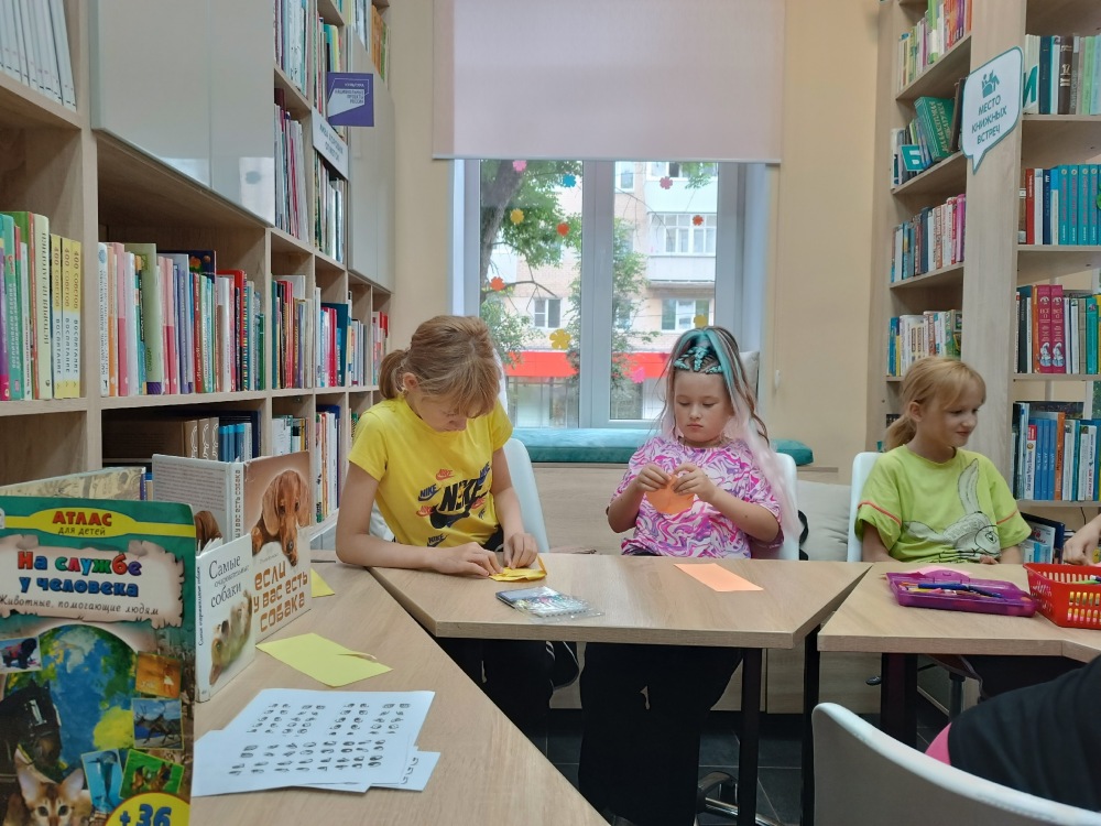 Лапы, хвосты и книги: отмечаем День собак в библиотеке